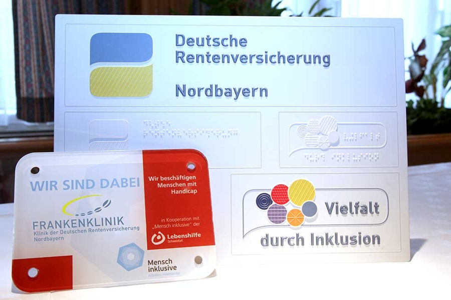 Das Logo der Frankenklinik "Mensch inklusive" vor dem Logo der Deutschen Rentenversicherung Nordbayern "Vielfalt durch Inklusion".